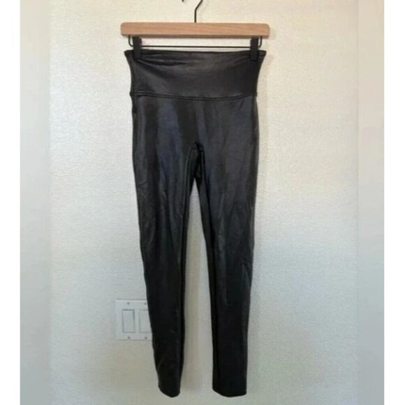 Women's Black Spanx Faux Leather Leggings Size Medium Petite MP - Picture 2 of 6